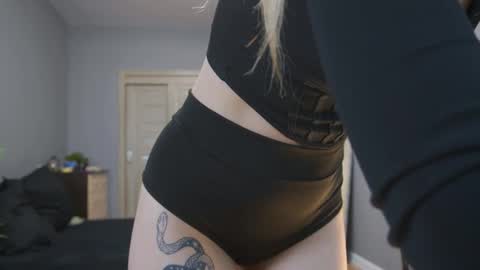 Snapshot of amylanee chatting on 10.06.25 amylanee online show from 10.06.25