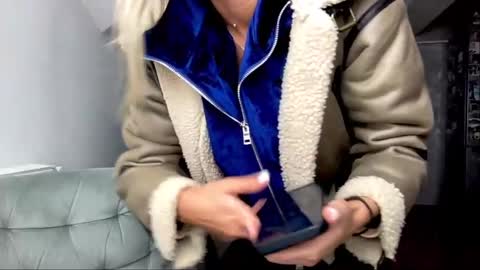 amyroberta92 online show from 01.28.25