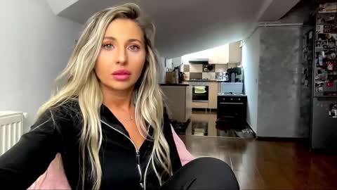 amyroberta92 online show from 02.18.25