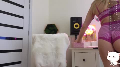 Snapshot of anabelle_wet chatting on 01.27.25 Annie online show from 01.27.25