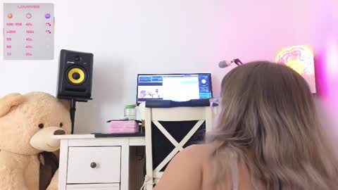 Snapshot of anabelle_wet chatting on 09.16.25 Annie online show from 09.16.25