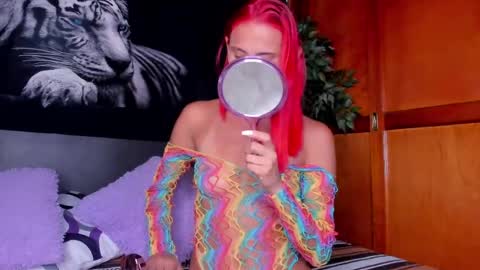 Snapshot of anahi__18 chatting on 10.04.25 Anahi online show from 10.04.25