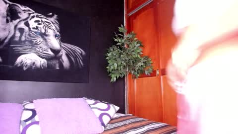 Snapshot of anahi__18 chatting on 10.17.25 Anahi online show from 10.17.25