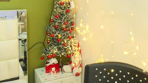 Snapshot of anahi_maite chatting on 12.16.24 Anahi online show from 12.16.24
