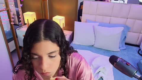 Snapshot of anahi_maite chatting on 02.06.25 Anahi online show from 02.06.25