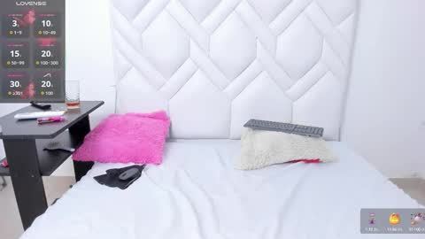 analia18  online show from 10.15.25