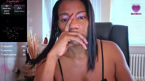 Snapshot of anamaar chatting on 10.06.25 Ana online show from 10.06.25