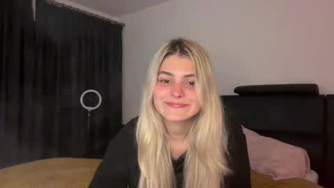 Snapshot of anasova chatting on 11.05.25 Ana online show from 11.05.25