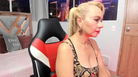 Snapshot of anastasiataylor_ chatting on 12.05.24 Ana 3 online show from 12.05.24