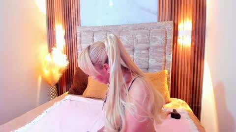 Snapshot of anastasiataylor_ chatting on 12.12.24 Ana 3 online show from 12.12.24