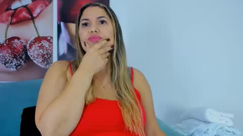 Snapshot of andhrea_vale chatting on 11.07.25 Andrea online show from 11.07.25