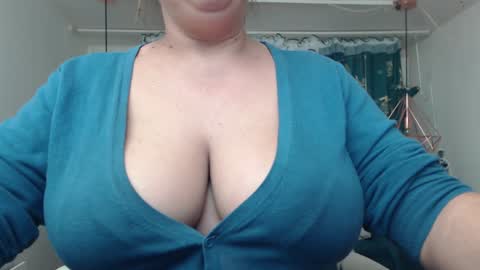 Snapshot of andrahart_ chatting on 01.04.25 AndraHart online show from 01.04.25
