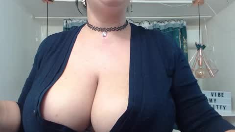 Snapshot of andrahart_ chatting on 02.23.25 AndraHart online show from 02.23.25