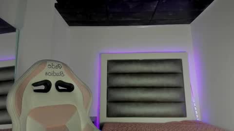 Snapshot of andrea_brunette_ chatting on 09.18.25 andrea_brunette_ online show from 09.18.25