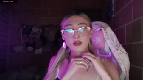Snapshot of andrea_camila chatting on 05.29.26 Andrea online show from 05.29.26