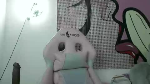 Snapshot of andrea_saenz_ chatting on 02.10.25 online show from 02.10.25