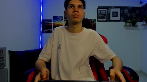 Snapshot of andrew_2811 chatting on 10.25.25 andrew_2811 online show from 10.25.25