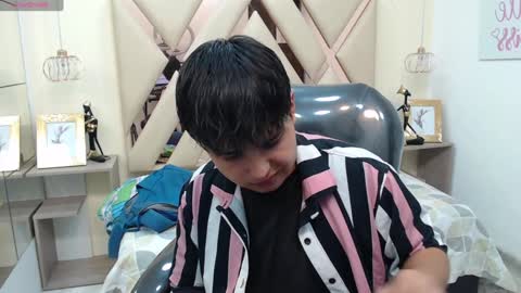 Snapshot of andrewsmile_ chatting on 01.05.25 ANDREW online show from 01.05.25