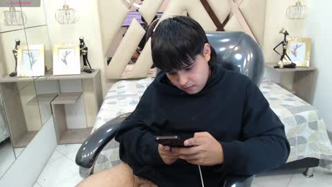 Snapshot of andrewsmile_ chatting on 01.06.25 ANDREW online show from 01.06.25