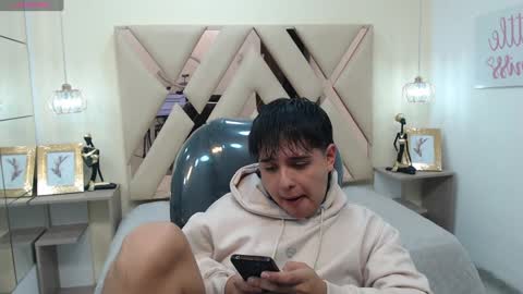 Snapshot of andrewsmile_ chatting on 01.14.25 ANDREW online show from 01.14.25