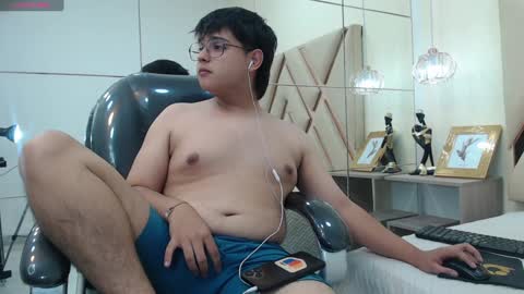 Snapshot of andrewsmile_ chatting on 01.25.25 ANDREW online show from 01.25.25