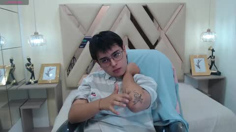 Snapshot of andrewsmile_ chatting on 01.27.25 ANDREW online show from 01.27.25