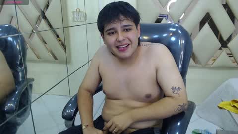 Snapshot of andrewsmile_ chatting on 01.28.25 ANDREW online show from 01.28.25