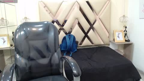 Snapshot of andrewsmile_ chatting on 01.31.25 ANDREW online show from 01.31.25