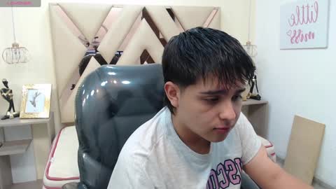 Snapshot of andrewsmile_ chatting on 02.04.25 ANDREW online show from 02.04.25