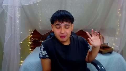 Snapshot of andrewsmile_ chatting on 03.08.25 ANDREW online show from 03.08.25