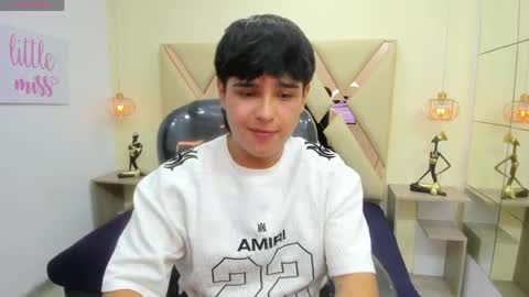 Snapshot of andrewsmile_ chatting on 04.11.26 ANDREW online show from 04.11.26