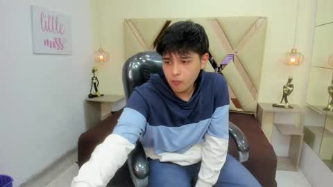 Snapshot of andrewsmile_ chatting on 04.14.26 ANDREW online show from 04.14.26