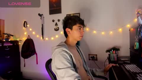 Snapshot of andy_guez_11 chatting on 12.16.24 andy_guez_11 online show from 12.16.24