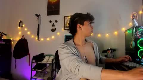 Snapshot of andy_guez_11 chatting on 12.16.24 andy_guez_11 online show from 12.16.24