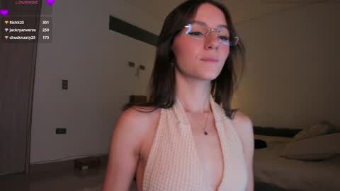 Snapshot of anelisse_ chatting on 12.19.24      online show from 12.19.24