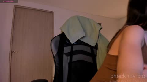 Snapshot of anelisse_ chatting on 01.16.25      online show from 01.16.25