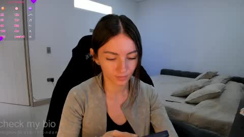 Snapshot of anelisse_ chatting on 02.11.25      online show from 02.11.25