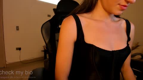 Snapshot of anelisse_ chatting on 02.17.25      online show from 02.17.25