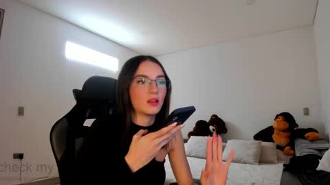 Snapshot of anelisse_ chatting on 02.20.25      online show from 02.20.25