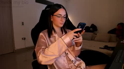 Snapshot of anelisse_ chatting on 02.21.25      online show from 02.21.25