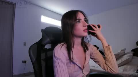 Snapshot of anelisse_ chatting on 02.27.25      online show from 02.27.25