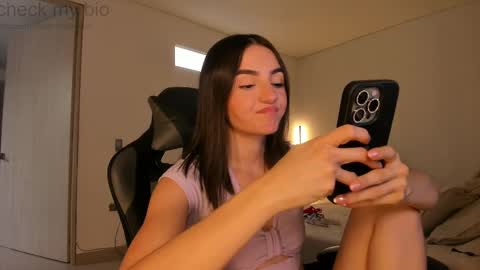 Snapshot of anelisse_ chatting on 02.28.25      online show from 02.28.25