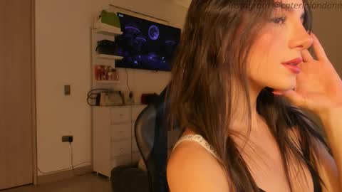 Snapshot of anelisse_ chatting on 10.16.25      online show from 10.16.25