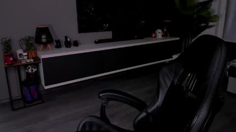 Snapshot of anemariejolie chatting on 07.13.26 Anne online show from 07.13.26