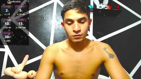 Snapshot of angel_latinboy chatting on 10.06.25 Angel online show from 10.06.25