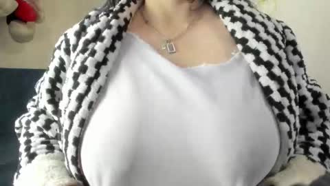 Snapshot of angela_suaza chatting on 11.10.25 Angela online show from 11.10.25