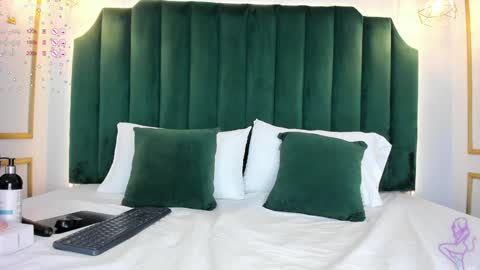 Snapshot of angelaluxi chatting on 02.08.25 Angela online show from 02.08.25