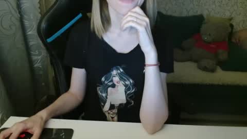 Snapshot of angelcute32 chatting on 11.19.25 AngelCute32 online show from 11.19.25