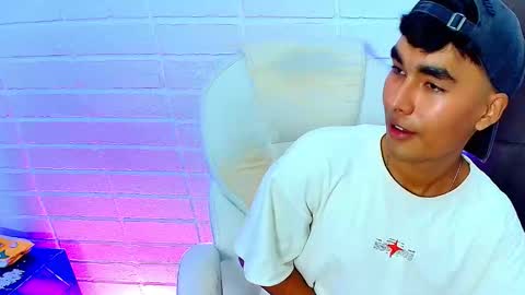 Snapshot of angelduzzzt chatting on 10.06.25 AngelduzZzt online show from 10.06.25