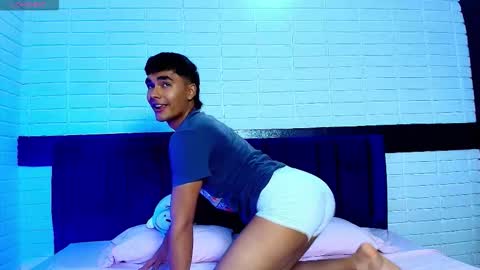 Snapshot of angelduzzzt chatting on 10.11.25 AngelduzZzt online show from 10.11.25